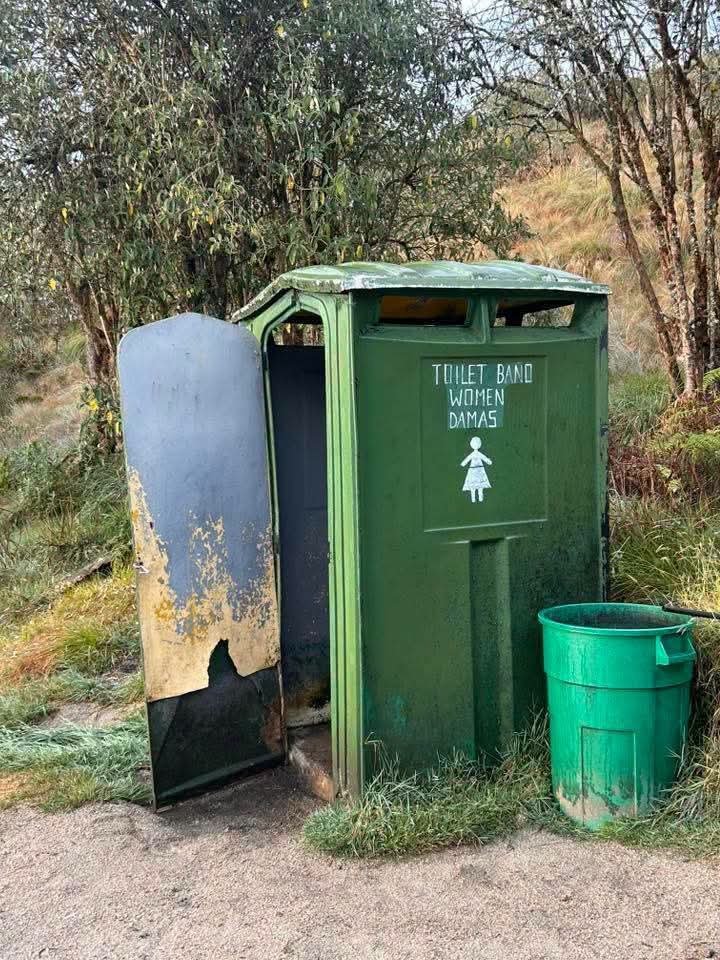 Turistas denuncian el deterioro de los baños del Camino Inca: malos olores y puertas dañadas generan preocupación